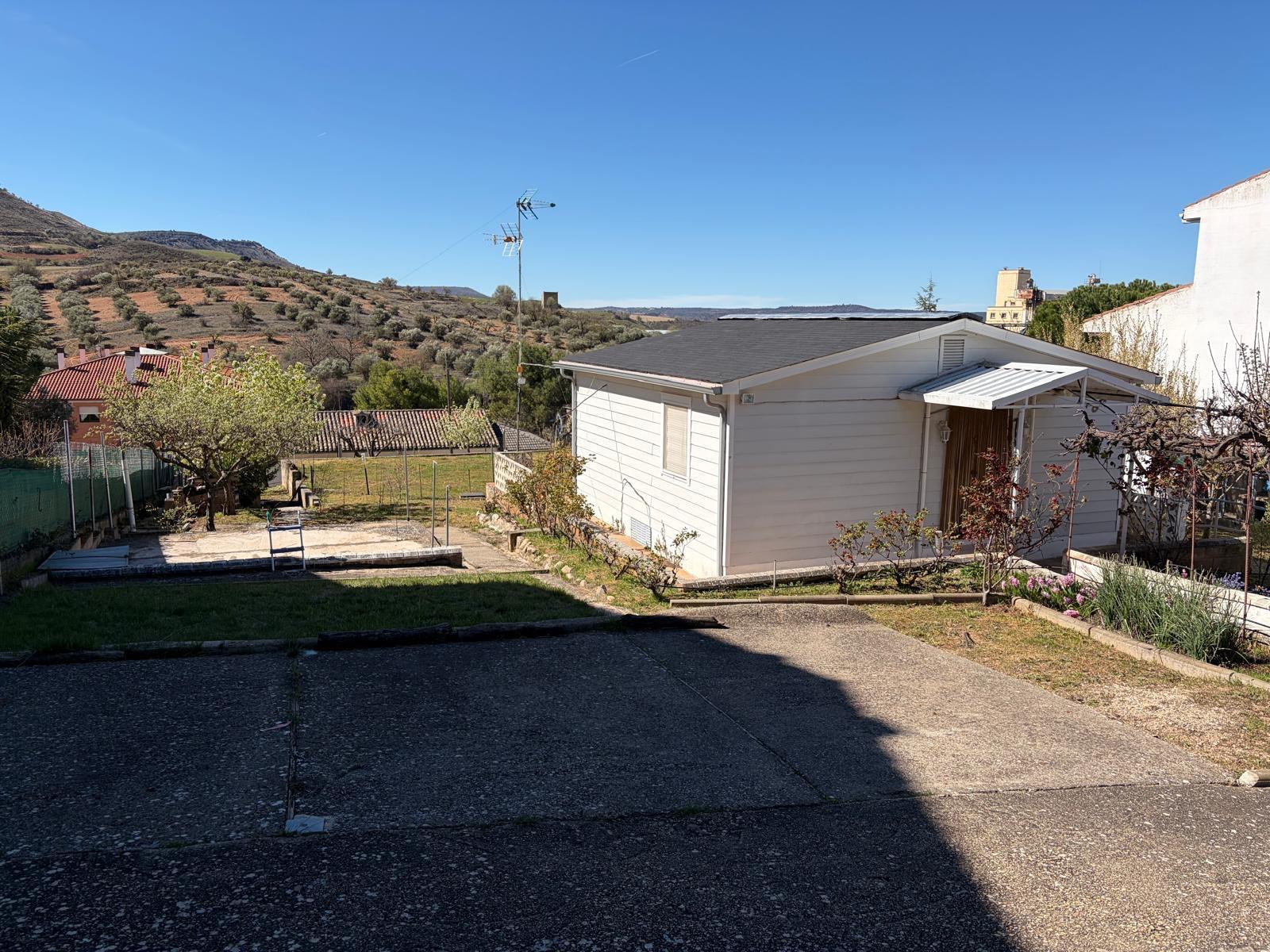 Terreno con casita de madera en Jadraque