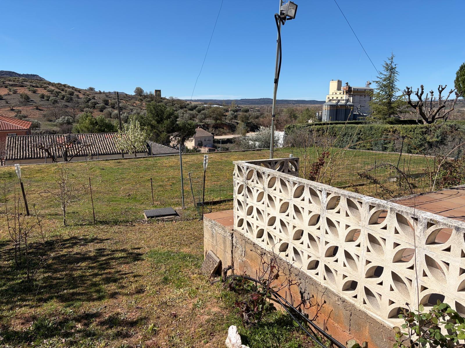 Terreno con casita de madera en Jadraque - Imagen 2